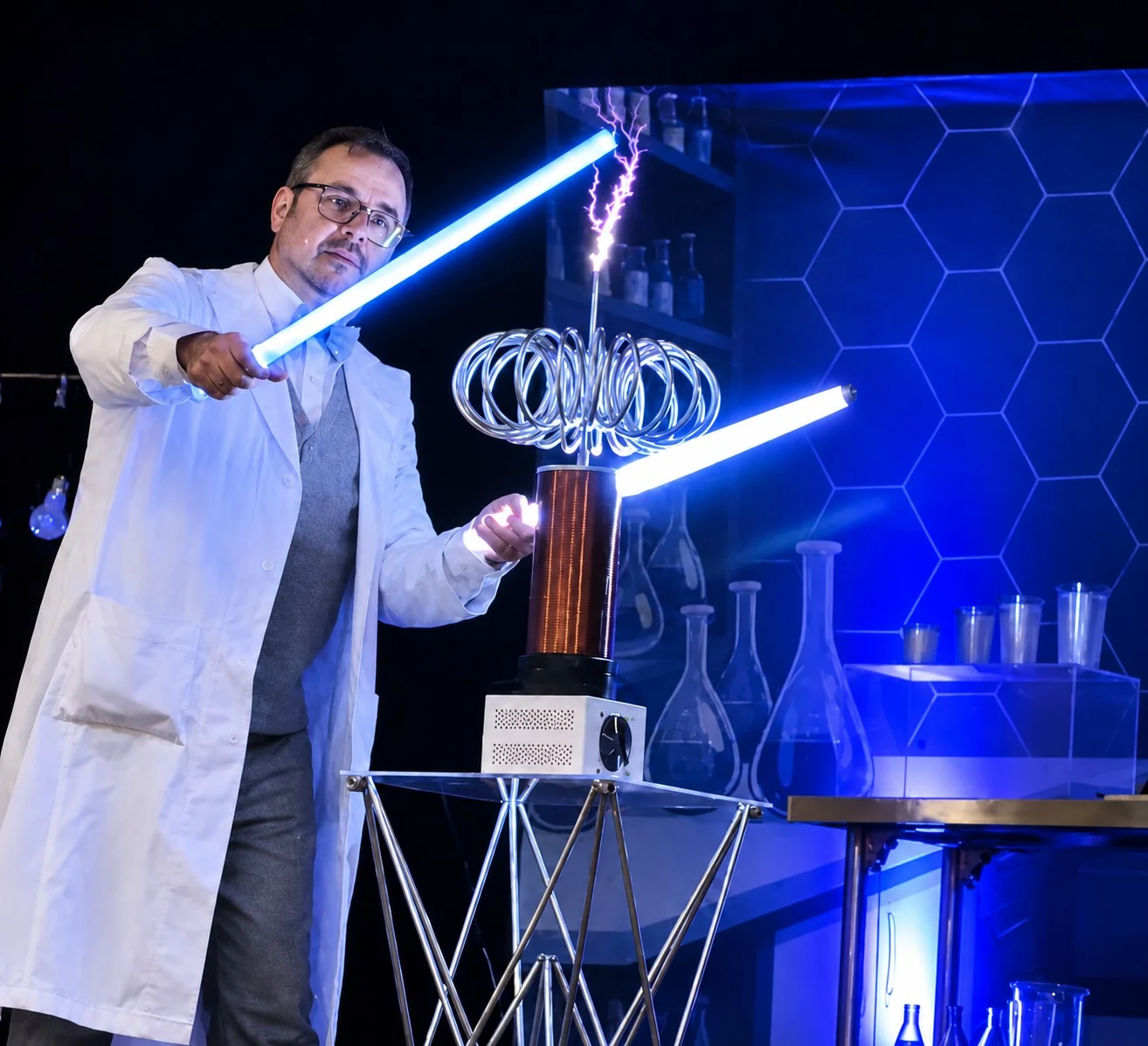 Professeur Alchimus sur scène pendant un spectacle de magie pour enfants